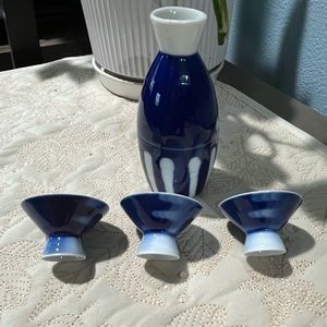 JAPANESE SAKE SET TOKKURI
BOTTLE 5 " HIGH With 3 CUPS  MCM VTG